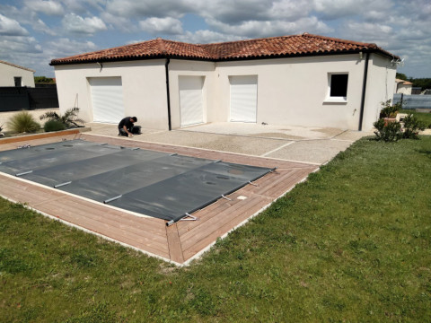 Béton lavé autour d'une piscine